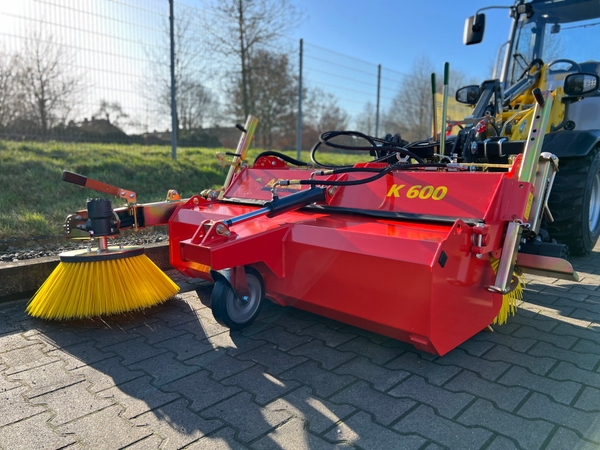 K600 Hoflader- oder Schlepperkehrmaschine 
